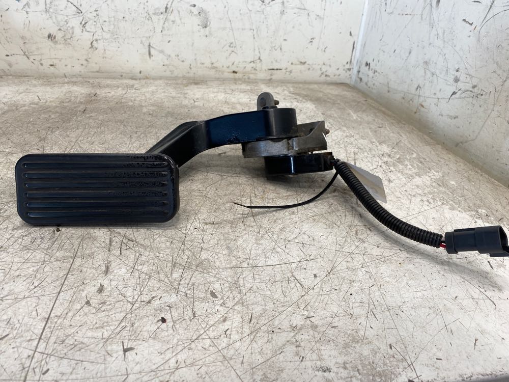 PETERBILT 387 Throttle Pedal - Frontier Truck Parts